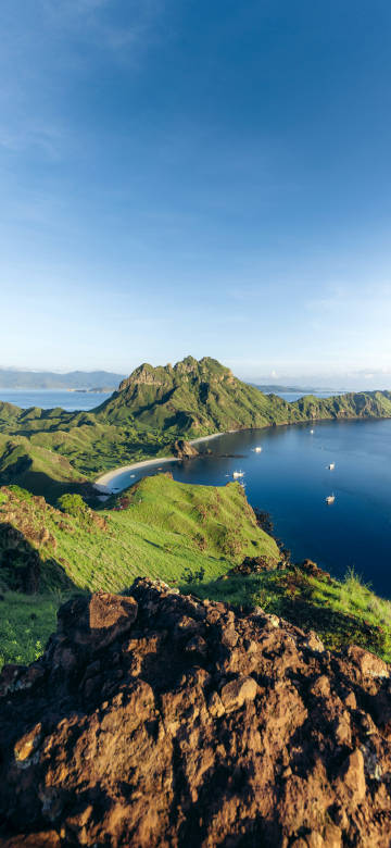 Coastal Paradise of Komodo 8k phone wallpaper