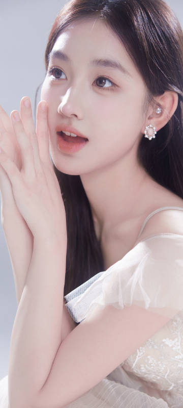 Cute Chinese girl Huang Yuyao phone wallpaper