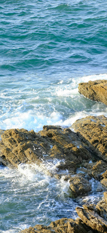 Wave crashing rock scenery phone wallpaper