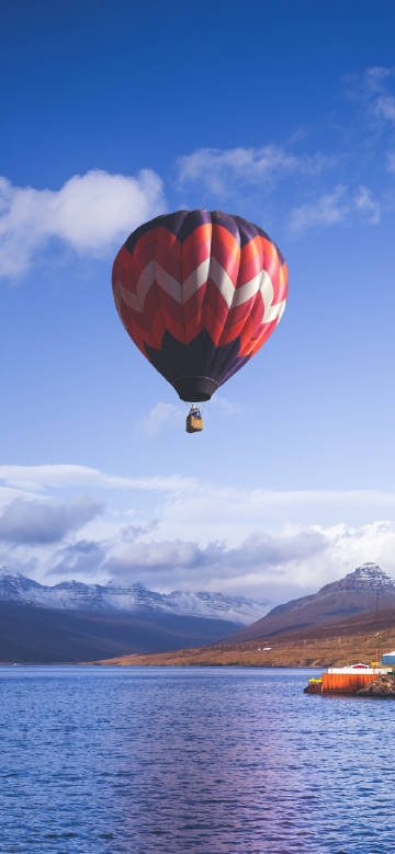 Hot air balloon floating on the lake phone wallpaper
