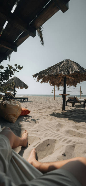Summer beach sunbathing on the beach phone wallpaper