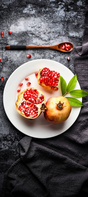 A plate of pomegranate fruit 4k phone wallpaper