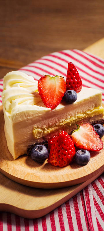 A plate of fruit cake on the table phone wallpaper
