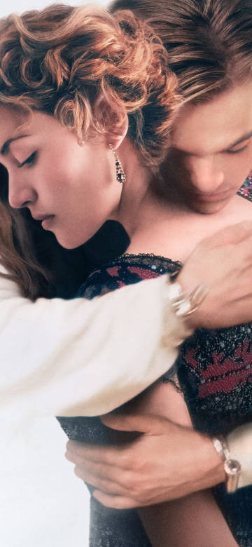 Close-up of Jack and Rose's Embrace (Titanic) 4K Phone Wallpaper