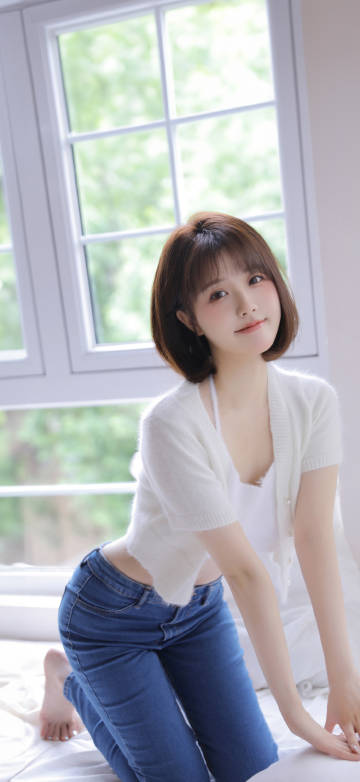 Short-haired Chinese beauty wearing jeans 4K phone wallpaper