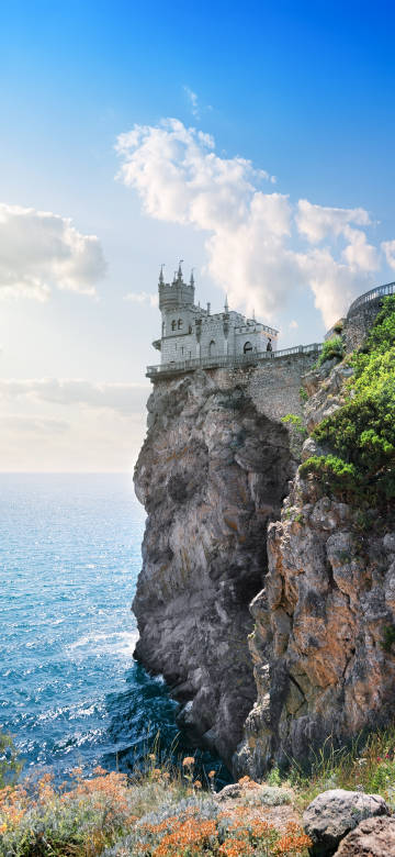 Scenic View of Swallow’s Nest Castle, Crimea 4K Phone Wallpaper