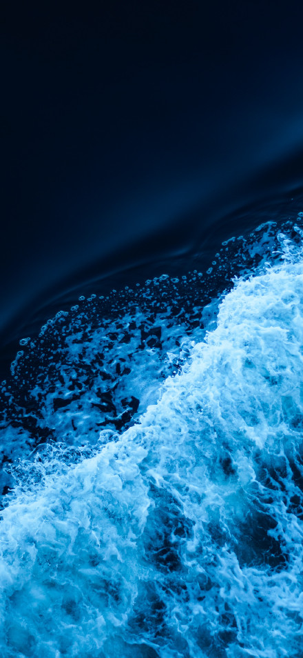 Deep Blue Ocean Waves Crashing 4K Wallpaper