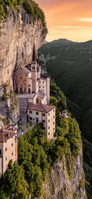 Chiesa di San Martino is built on a steep cliff.