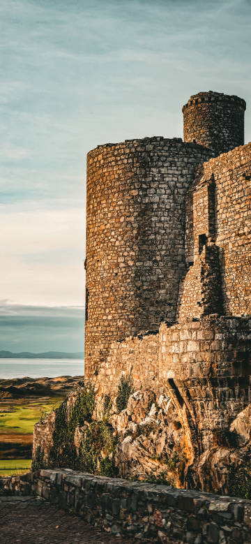 Ancient Ruins between Mountains and Sea