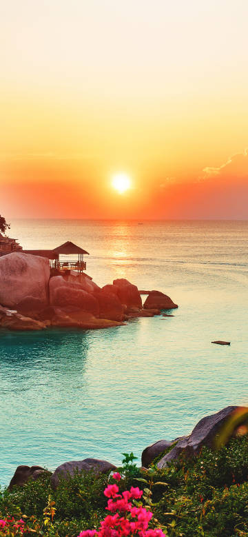 Beach reef in the setting sunlight
