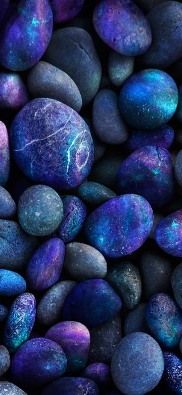Pebbles with blue-purple fluorescence effect