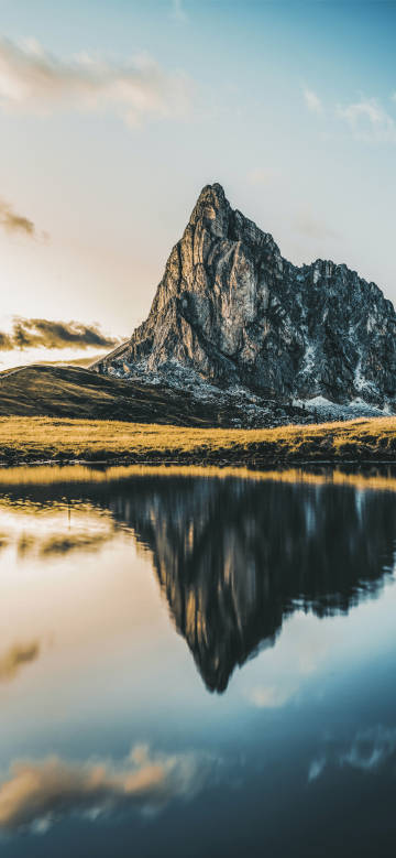 Mountain scenery reflected in the lake