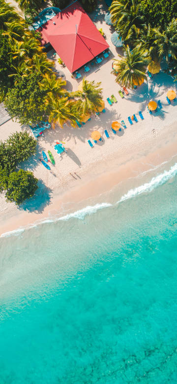 Overlooking the sunny beach scenery