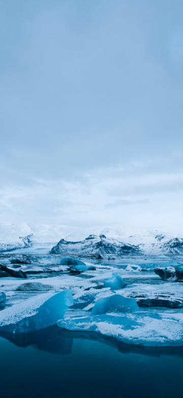 Chilly scenery of the polar ice lake