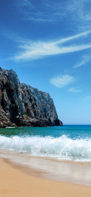 Seaside scenery under cliffs