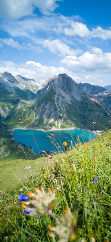 Magnificent mountain lake scenery