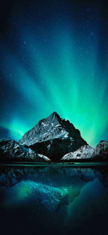 Snow mountain beauty under the aurora