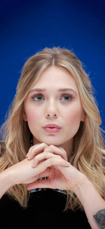 Elizabeth Olsen’s elegant moment with hands under chin