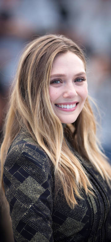 Elizabeth Olsen’s long blonde hair look