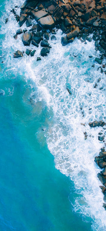 Overlooking the passionate collision of waves and reefs