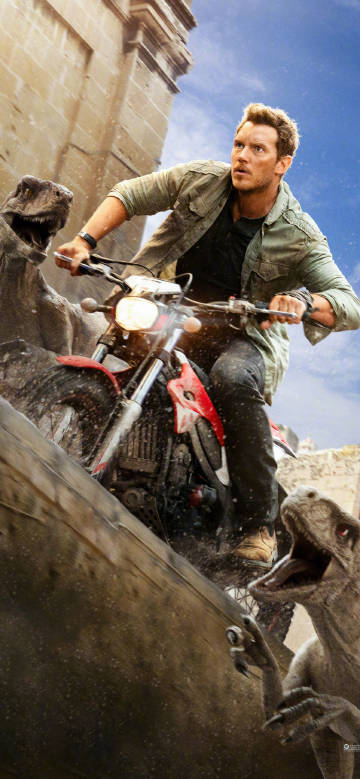 Jurassic World:Escape from dinosaurs on a motorcycle