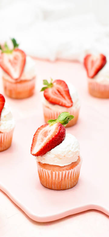 Strawberry cream cupcakes