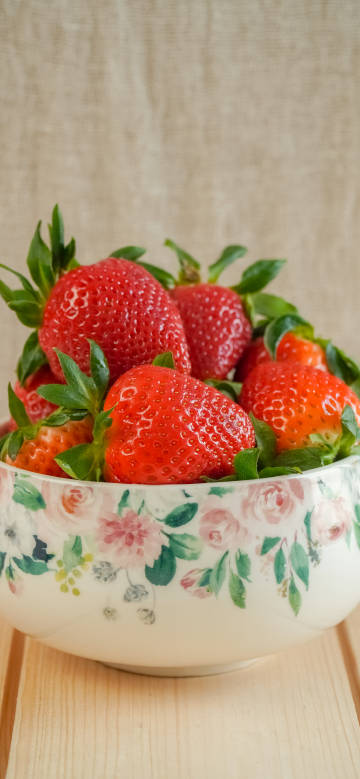 Fresh red strawberries in flower bowl