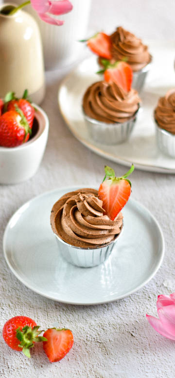 Exquisitely strawberry-decorated chocolate cakes