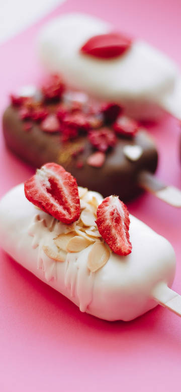 Strawberry almond popsicle