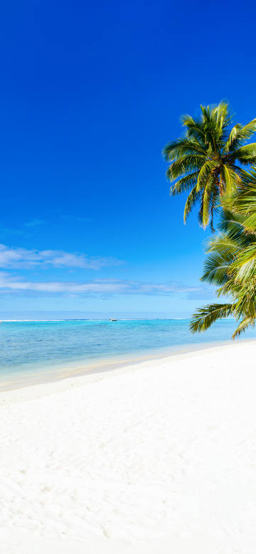 Tropical beach, clear water, blue sky and white clouds