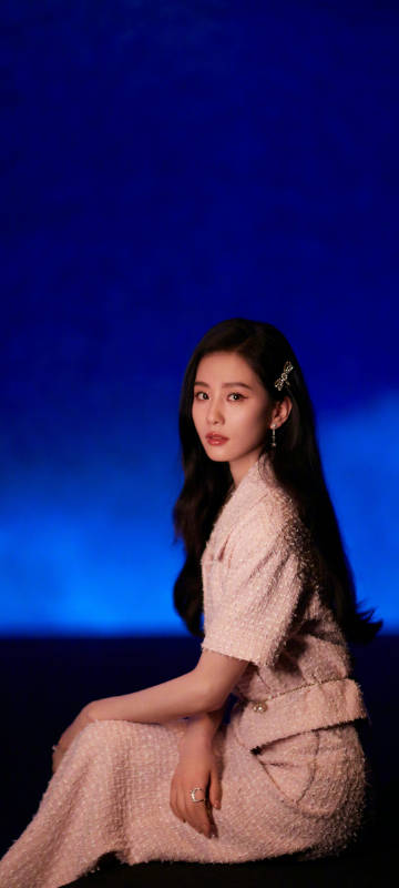 Chinese actress Liu Shishi's mobile phone wallpapers with blue background