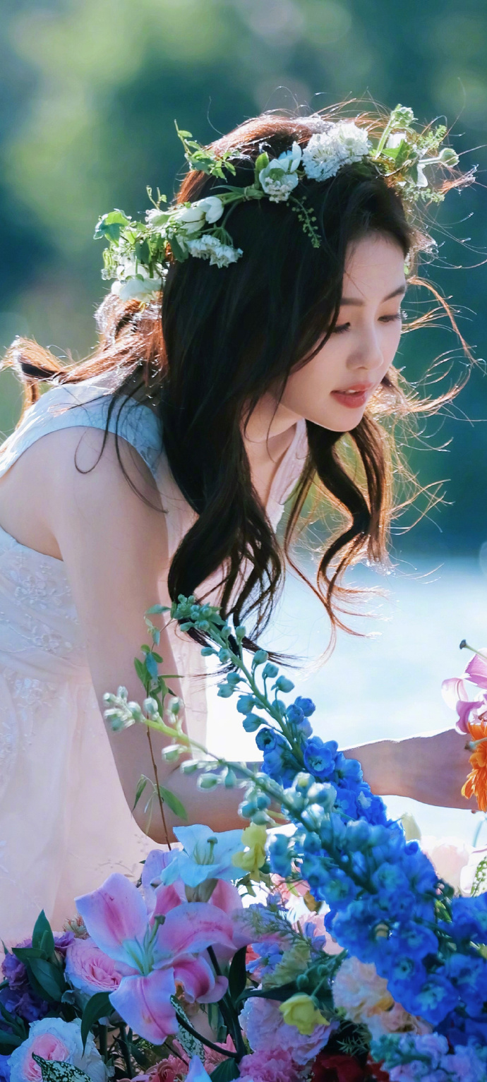 Mobile wallpapers of Chinese actress Bai Lu wearing a flower wreath